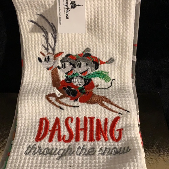 NWT! Disney Christmas Towel Set - Picture 2 of 9
